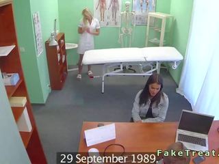 विशाल टिट्स रोगी उंगली द्वारा नर्स में उल्लू बनाना हॉस्पिटल