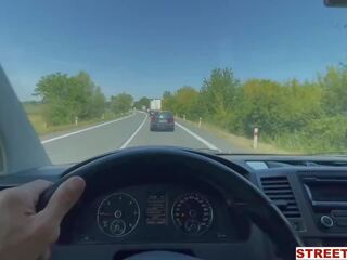 Streetfuck - hitchhiking divinity fucks driving öýlenen man