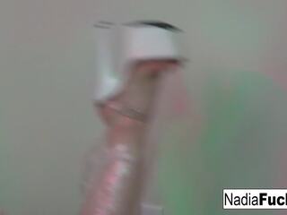 Nadia puti ay wrapped sa plastik