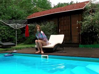 ハンガリー語 小柄な スキニー フィーチャー hermione ヌード で プール