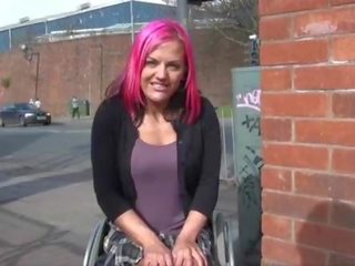 Wheelchair вързани лия каприз в великобритания мигане и на открито голота