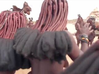 แอฟริกัน himba ผู้หญิง เต้นรำ และ แกว่ง ของพวกเขา saggy นม รอบ