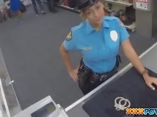 Sexy policía oficial tenido mi pistol en su boca