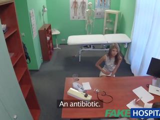 Fakehospital ביישן חמוד רוסי cured על ידי זין ב פה ו - כוס טיפול