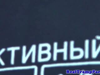 Πραγματικός πάρτι τρυφερός εφηβική ηλικία αναβοσβήνει τους βυζιά