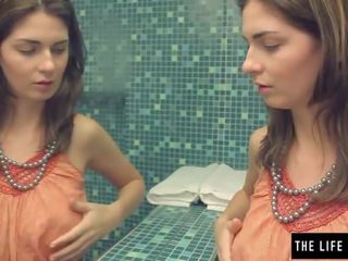 Captivating brunette watches seg selv i den speil som hun onanerer voksen video videoer