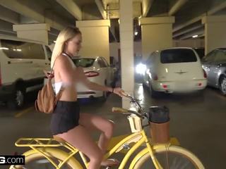 חובבן נוער kenzie pov זיון ב ציבורי bike חדר