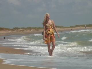 Alle natürlich blond mermaid agnes geht schlank dipping auf die strand!