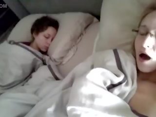 Sexy grande tetas adolescente chica riesgo masturbarse ¡siguiente a durmiendo sis en cámara - fuckcam69.com