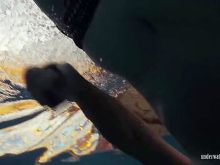Redheaded katrin är stripp underwater