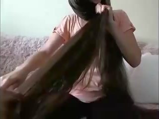 Lákavý dlouho vlasy bruneta hairplay vlasy brush mokrý vlasy