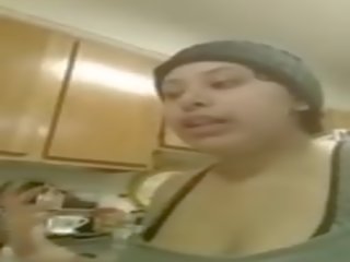 Buah dada besar latina squeezing susu di luar dari dia dada di rumah: seks film 39
