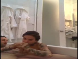 Joanna perişde and small hands in a şahsy bathtub having öl soapy kirli film