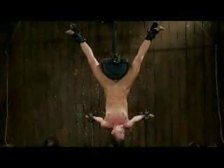 Meisje hanging upside neer met vibrator in poesje krijgen haar lichaam tortured met clips slagroom door meester in de kerker