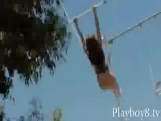 פרועה עירום בובות נהנה bungy קפיצות רק כמו א ממשי gymnasts