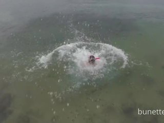 Bunette hintern stecker schwimmen und pinkeln im paradies