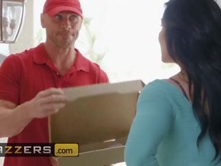 Groß meise milf kendra lust saugt ab die groß schwanz pizza kerl - brazzers