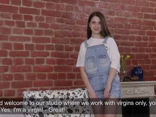 Ein zierlich jungfrau aus russland videos sie hymen und zeigt an wie sie masturbiert.