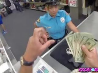 سيدة شرطة يحاول إلى رهن لها بندقية
