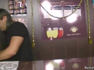 Τεράστιος barmaid καβάλημα καβλί στο εργασία