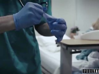 Pure табу перверзник доктор дава тийн пациент вагина преглед