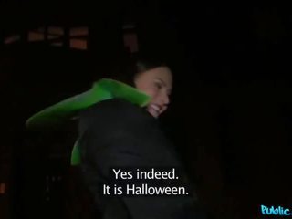 Julkinen agentti tina kay saa pukeutunut ylös varten halloween puolue ja perseestä mukaan muukalainen