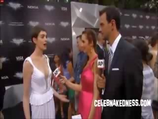 Celeb anne hathaway pokers en the karanlık knight premiere