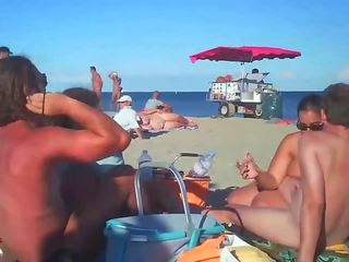 Mamuśka wieje jej chłopak na nagie plaża przez podglądaczy