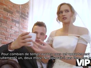 VIP4K. Beauté en robe de mariée suce une bite d'étrangers et se fait baiser