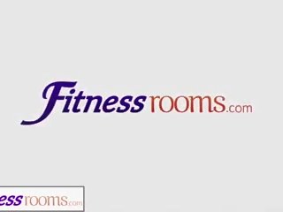 Fitnesz szobák pert aprótermetű tini edzőterem lányok -val kicsi cicik