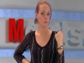 Ruský moskva dívka dělá televize zprávy