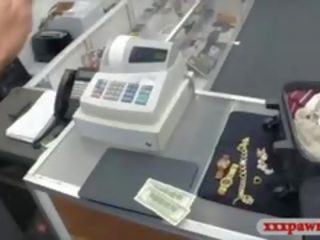 Λατίνα αεροσυνοδός χτυπούσαν στο ο pawnshop