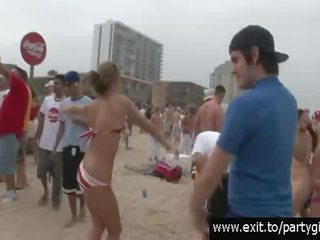 Publike misbehaviour plazh festë adoleshencë video