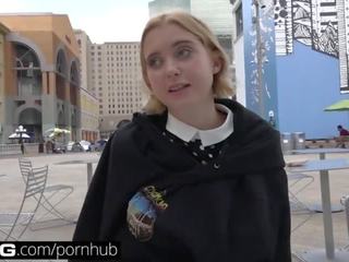 Tonårs smutsiga video- missbrukare fucks eller onanerar everyday till få henne fylla