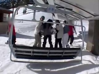 Секси брюнетка прецака трудно след карам сноуборд
