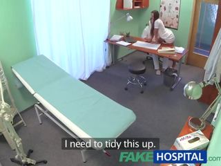 Fakehospital joven médico practitioner folla su inviting nuevo enfermera
