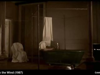 伊丽莎白 赫尔利 裸体 和 娇媚 视频 场景