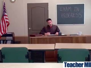 Naturel grand seins prof (august taylor) dur baning en salle de classe clip-04