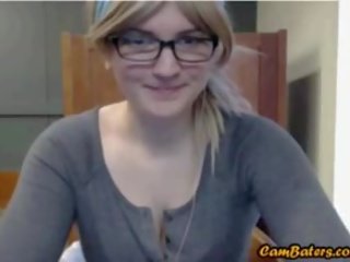 Nerd rubia nena flashes en biblioteca