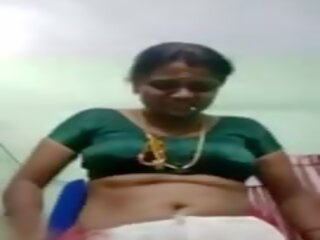 Tamil zia rimuove saree e spettacoli grande poppe