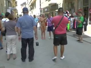Rambut pirang bayi jenny telanjang di masyarakat jalan