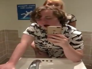 Transgirl बकवास ftm युवा आदमी पर aquarium