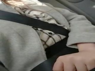 Kirli gyzyl saçly masturbates in the back seat