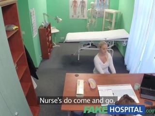 Fakehospital blondine met groot tieten wil naar zijn een verpleegster