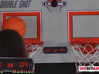 Số hai đáng yêu cô gái chơi một trò chơi của dải bóng rổ shootout
