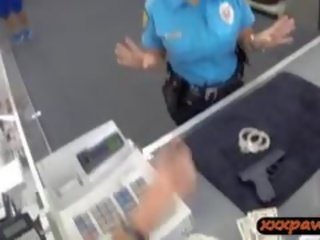 Dame politie officier krijgt genageld in een pawnshop naar verdienen contant