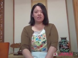 Mollig grown japans femme fatale houdt snavel indoors en buitenshuis