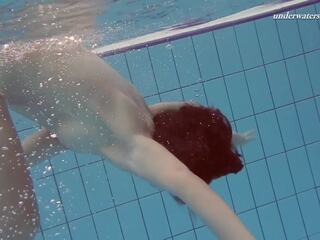 Checa jovem grávida sima em o público a nadar piscina nua