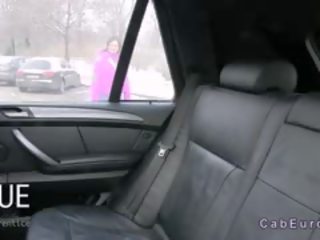 امرأة سمراء مع لطيف الثدي الملاعين في زائف سيارة اجره