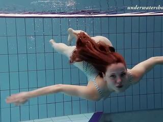 貪欲 捷克語 femme fatale salaka swims 裸體 在 該 捷克語 水池